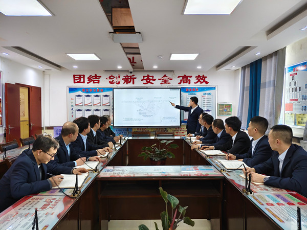 1754968518472497.jpeg 综掘队开会.jpg